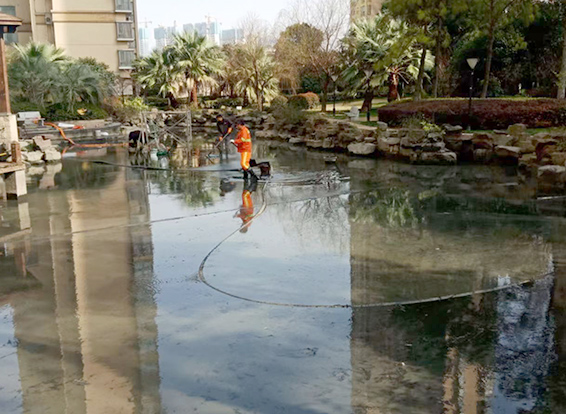 龙华景观池淤泥清理