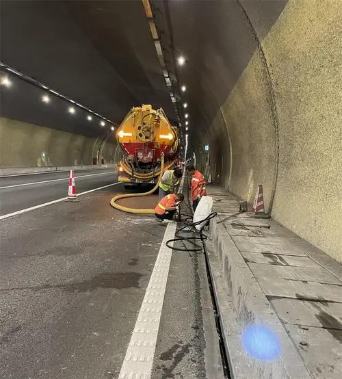 龙华隧道排水渠清淤